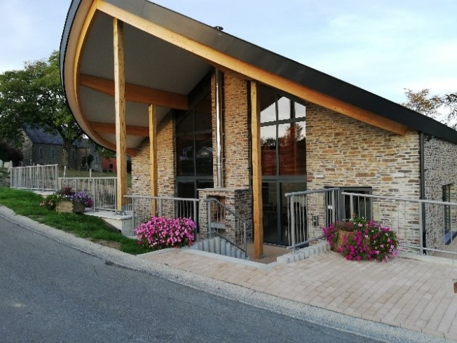 La salle du village : départ de la marche