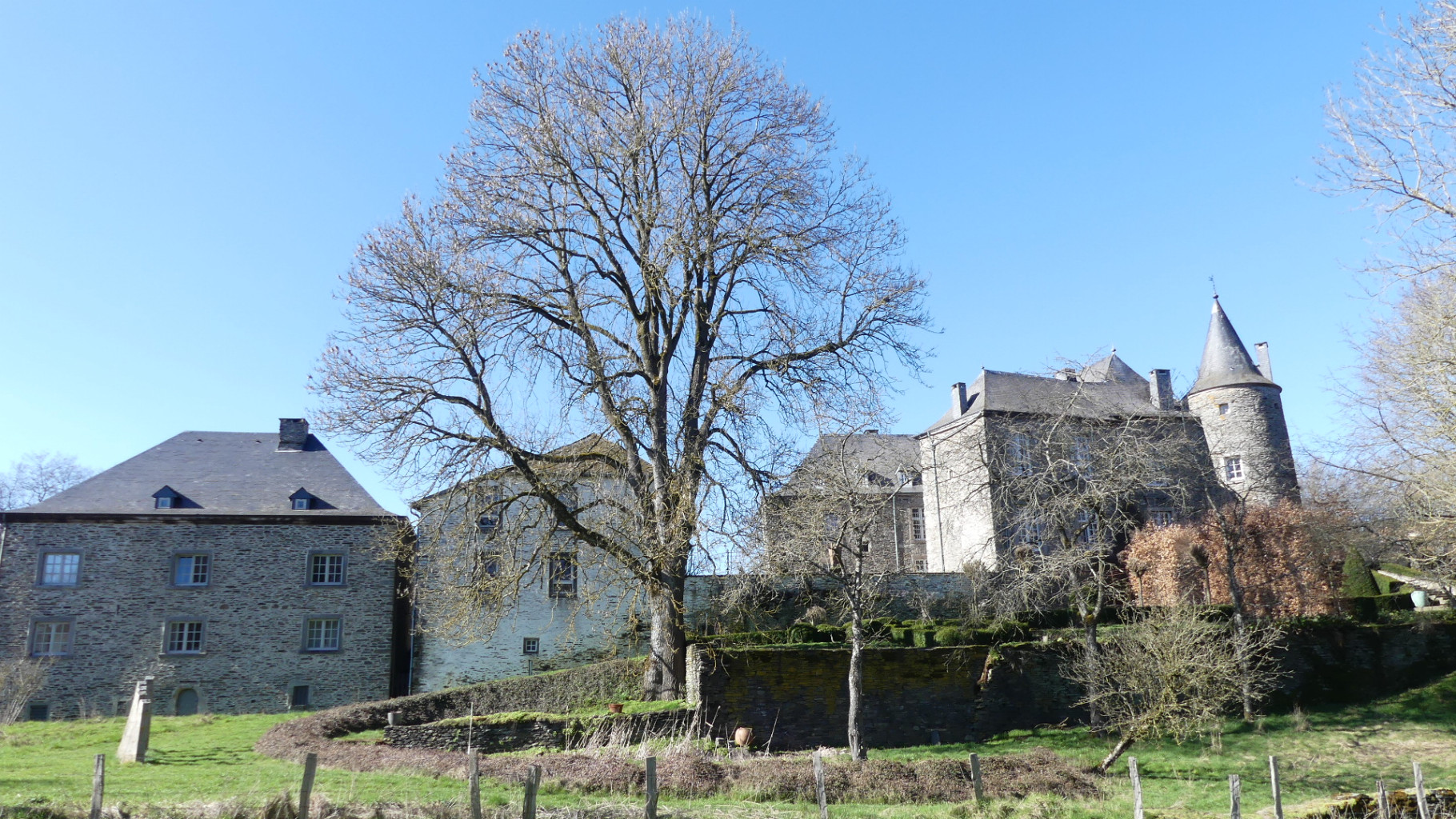 Buret sous un ciel bleu